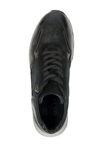 Zwarte sneaker met een getextureerde bovenkant, voorzien van veters, een zijrits en een contrasterende grijze rubberen zool. Circulaire logodetail op de binnenzool.