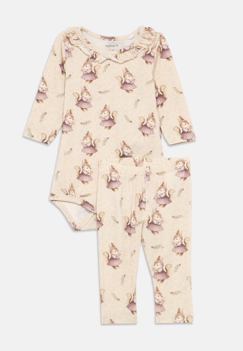 Conjunto de duas peças bege com bodysuit de manga longa e leggings. Apresenta ilustrações de esquilos em vestidos, com detalhe de decote franzido.