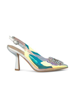 Zapatos de tacón tipo slingback con un acabado iridiscente brillante, punta afilada, tacón plateado y detalle de broche floral adornado en el empeine.