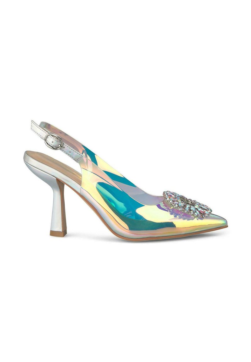 Zapatos de tacón tipo slingback con un acabado iridiscente brillante, punta afilada, tacón plateado y detalle de broche floral adornado en el empeine.