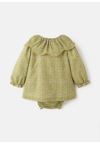 Zielona sukienka w kwiaty z długim rękawem, z falbaniastym dekoltem i elastycznymi mankietami, z podkreśloną talią i dopasowanymi majteczkami poniżej.