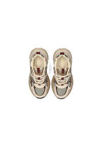 Sneakers beige con tomaia in rete, dettagli marroni, suole imbottite e lacci spessi. Presentano un tacco arrotondato e un logo prominente all'interno.