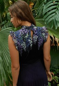 Next KEW COLLECTION  PLEATED RUFFLE  REGULAR FIT - Nappali ruha - navy and purple floral