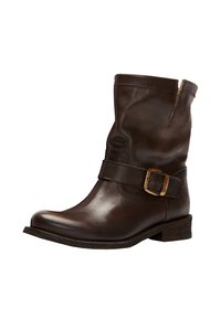 Bottes cheville en cuir marron avec bout arrondi, finition texturée, fermeture éclair latérale et une sangle décorative avec une boucle en métal. Talon bas empilé.