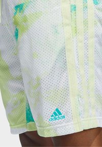 Pantalones cortos deportivos Adidas en malla blanca y verde claro con un patrón de salpicaduras azules, que presentan tres franjas verticales y un logo en la esquina inferior.