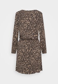 Robe à manches longues avec un motif abstrait noir et beige, présentant une coupe décontractée, une ceinture à la taille et une texture de tissu lisse.