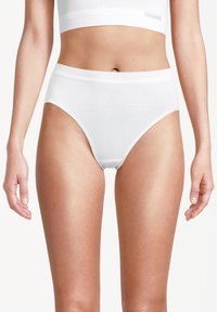 Weiße hochtaillierte Unterwäsche mit glatter Textur und elastischem Bund. Hat ein einfaches Design und passt eng um die Hüften.