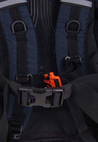 Le harnais de porte-enfant est doté de sangles en nylon noir, d'un dos en maille, de boucles réglables et d'un clip en plastique orange, conçu pour la sécurité et le confort.