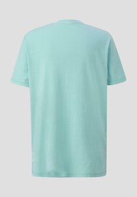 Hellblaue Baumwoll-T-Shirt mit lockerer Passform. Verfügt über kurze Ärmel, einen Rundhalsausschnitt und ein kleines Logo, das unten links aufgedruckt ist.