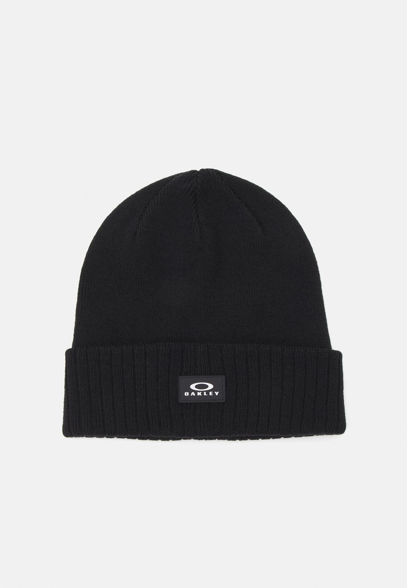 Beanie nera lavorata a maglia con texture a costine, dotata di risvolto e di una piccola etichetta rettangolare al centro. Design semplice.