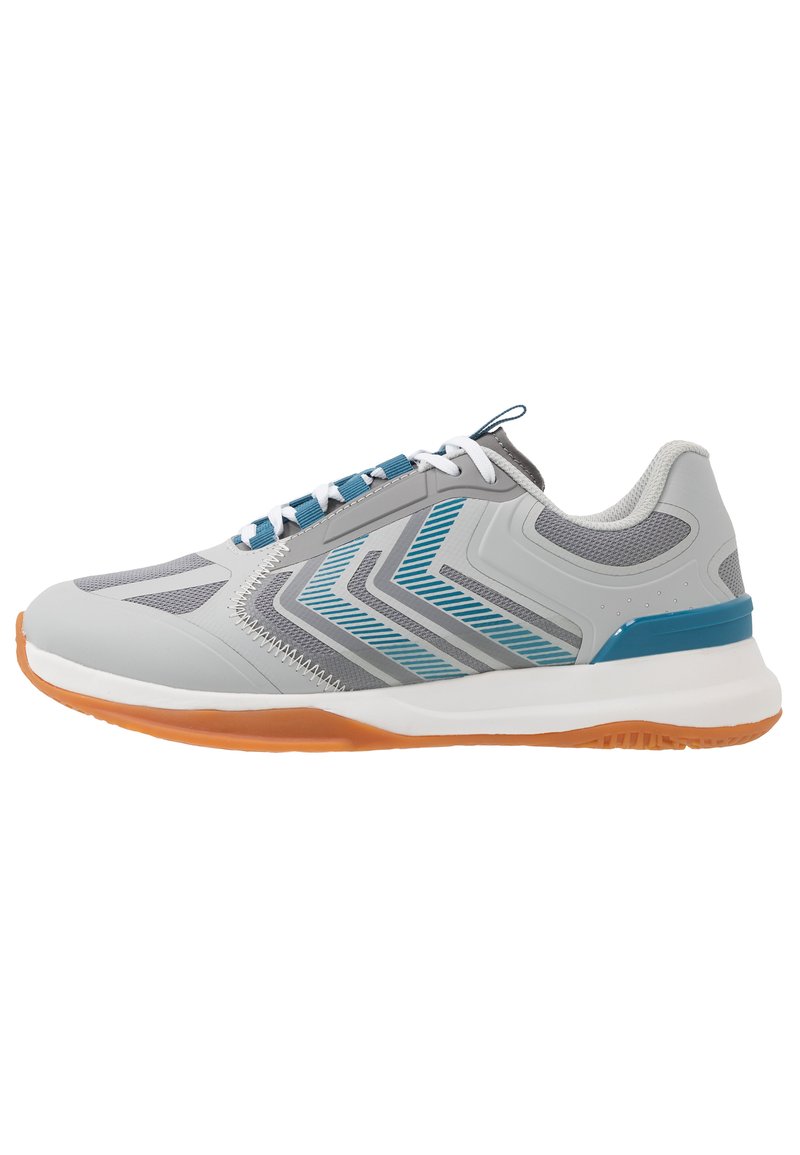 Sportieve schoen in grijs met blauwe accenten, met een gestructureerde bovenkant, zigzagpatroon en een witte middenzool met een rubberen buitenzool.