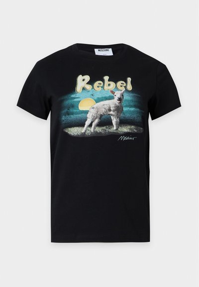 Μαύρο T-shirt με ένα αρνάκι που στέκεται στο γρασίδι κάτω από έναν κίτρινο ήλιο και τη λέξη "Rebel" με μεγάλα γράμματα από πάνω.
