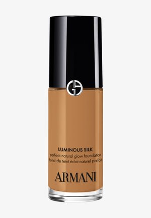 Flacone di fondotinta Armani Luminous Silk con tappo nero, tonalità beige medio e logo Giorgio Armani argento sul davanti.