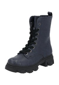 Botín de tobillo de imitación cuero azul marino con cordones negros, ojales de metal y una suela gruesa negra con un patrón de banda de rodadura resistente.