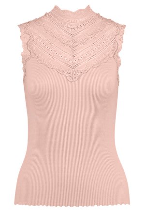 Ribbede ermeløs topp i myk rosa, med en bølgete blonde yoke med intrikate mønstre og høy hals.