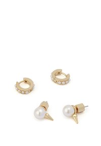 Pendientes de aro en tono dorado con acentos de perla y dos pendientes de botón que presentan una sola perla y un diseño con picos.