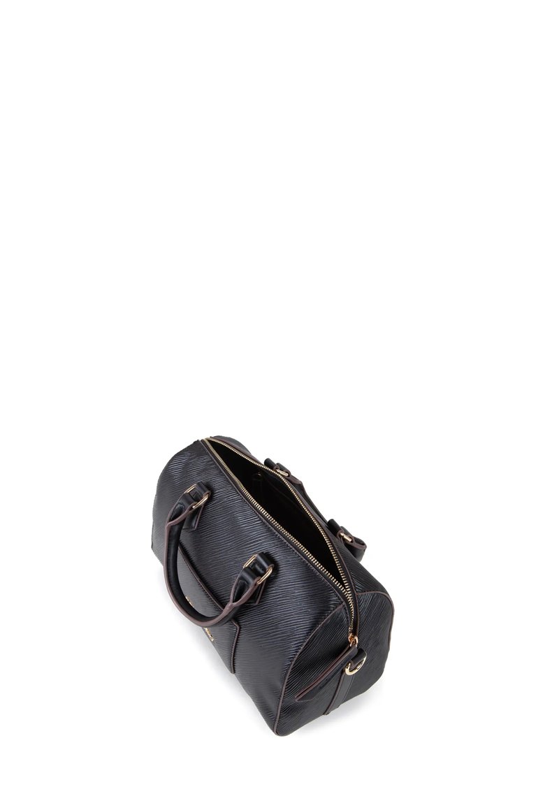 Sac de sport en cuir noir texturé avec poignées doubles, fermeture éclair dorée et accents marron contrastants. Forme arrondie avec des détails de coutures visibles.