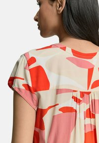 TOM TAILOR T-shirt con stampa - red dots and shapes design