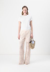 TWINSET TROUSERS - Pantalon classique - almond beige