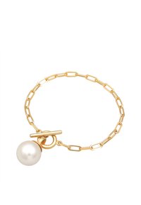 Guldkedja armband med ovala länkar, en toggle-lås och en framträdande vit pärlcharm. Slät textur och glansig finish.