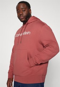 Calvin Klein HERO LOGO COMFORT HOODIE - Camisola - apple butter