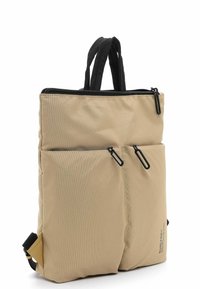 Mochila de tela de color beige con cremallera y asas negras, que cuenta con dos bolsillos delanteros con cremallera y un diseño rectangular elegante.