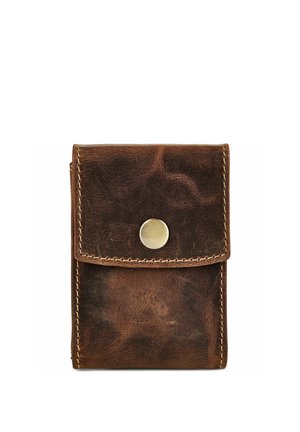 Braune Leder-Geldbörse mit sichtbaren Nähten und einem mittig platzierten metallischen Druckknopfverschluss auf der Vorderklappe.