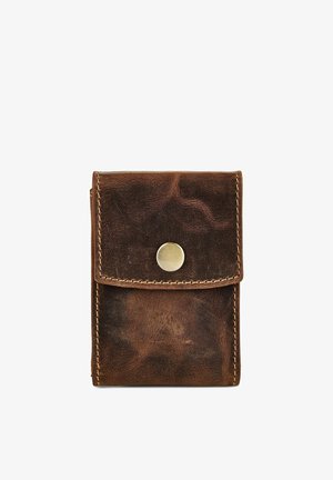 Braune Leder-Geldbörse mit sichtbaren Nähten und einem mittig platzierten metallischen Druckknopfverschluss auf der Vorderklappe.