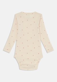 Langärmliger Babybody aus weichem Creme-Stoff, mit einem verstreuten rosa Herzmuster, runder Ausschnitt und Druckknöpfen im Schritt.
