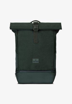 Zielony plecak typu roll-top wykonany z trwałego materiału, z zapięciem na klamrę, zamykaną na suwak dolną częścią oraz naszywką z logo z przodu.