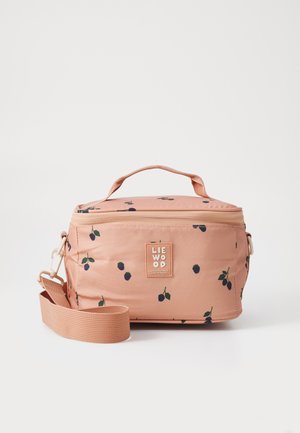 Sac de couleur pêche fabriqué à partir de matériaux durables avec des motifs floraux, comprenant une poignée supérieure, une bandoulière ajustable et une étiquette de marque.