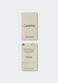 Dva béžové módní štítky s černým textem propagující udržitelnost a recyklovaný polyester, včetně URL pro více informací.