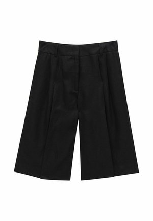 Czarne szerokie spódnico-spodenki wykonane z gładkiego materiału, z plisami z przodu, dopasowaną talią i bez widocznych kieszeni lub ozdób.