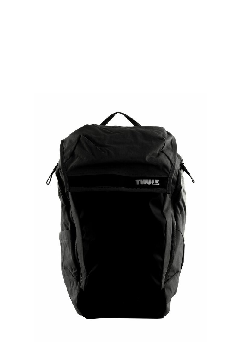 Mochila negra Thule con tejido texturizado, correas ajustables, un mango superior y un bolsillo frontal con cremallera, con un logo en el panel frontal.