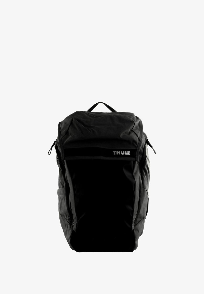 Mochila negra Thule con tejido texturizado, correas ajustables, un mango superior y un bolsillo frontal con cremallera, con un logo en el panel frontal.