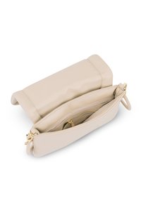 Borsa a mano in pelle beige con una texture liscia, dotata di un compartimento principale con zip e una tasca interna, fissata con hardware in tono oro.