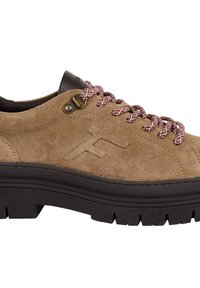 Scarpa da trekking in suede marrone con lacci bordeaux e bianchi, logo in rilievo, collare imbottito nero e suola in gomma nera spessa con battistrada profondo.