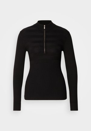 Črni polo pulover z dolgimi rokavi in pol-zipom, ki ima vodoravne črtaste vzorce ter rebrasto teksturo na manšetah in robu.