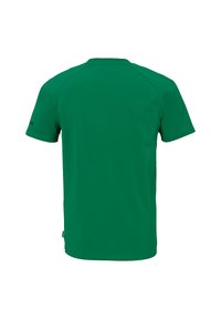 Grøn kortærmet t-shirt, lavet af blødt stof, har en rund halsudskæring og en lige kant. Branding er synlig på venstre ærme.