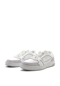 Sneakers bianchi con una parte superiore in sintetico liscia e accenti in suede grigio. Punta rotonda, design con lacci e suola in gomma bianca.