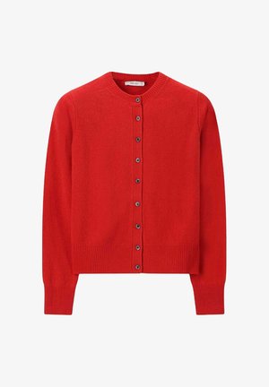 Roter Strickcardigan mit Rundhalsausschnitt, langen Ärmeln und schwarzen Knöpfen auf der Vorderseite. Gerippter Saum und Bündchen. Glatte Textur.