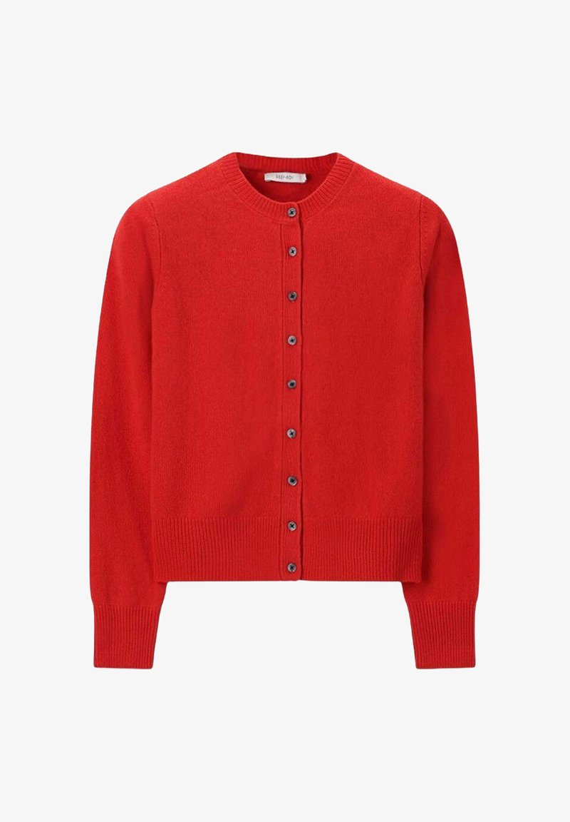 Cardigan en tricot rouge avec un col rond, des manches longues et des boutons noirs sur le devant. Ourlet et poignets côtelés. Texture lisse.