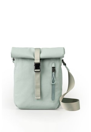 Borsa a tracolla grigio chiaro con chiusura a rullo, tasca frontale con zip verticale e tracolla regolabile in tessuto.