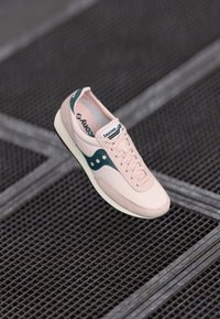 Unselected, pink/green