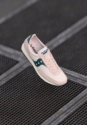 Lyserøde sneakers med cremet sål, lavet af ruskind og mesh-materialer, med teal accenter, snørebånd foran og Saucony branding på tungen.