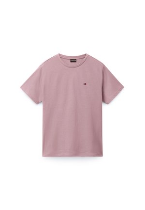 T-shirt a maniche corte, colore lilla chiaro, con scollo a girocollo e piccolo stemma della bandiera norvegese sul petto a sinistra.