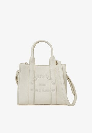 Sac à main en cuir blanc texturé avec deux poignées, une bandoulière amovible et le texte embossé « Karl Lagerfeld Paris » sur le devant.