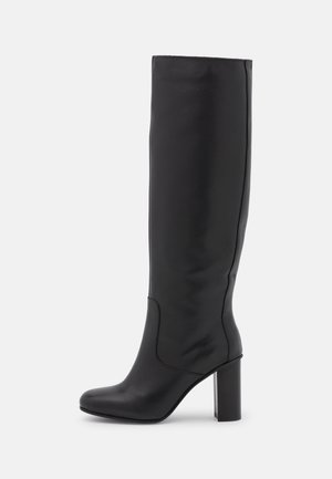 Stivali neri alti al ginocchio in pelle liscia con punta arrotondata e tacco a blocco. Presentano un design pulito e minimalista senza ornamenti visibili.