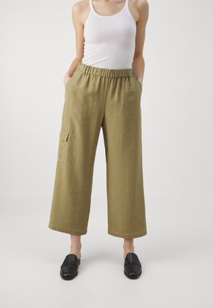 Pantalons larges vert olive en tissu texturé, dotés d'une taille élastique et de poches latérales avec un détail de poche cargo.