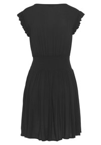 Černé šaty s nabíranými rukávy, pružným pasem a rozšířenou sukní. Vyrobeno z lehké tkaniny s hladkou strukturou.
